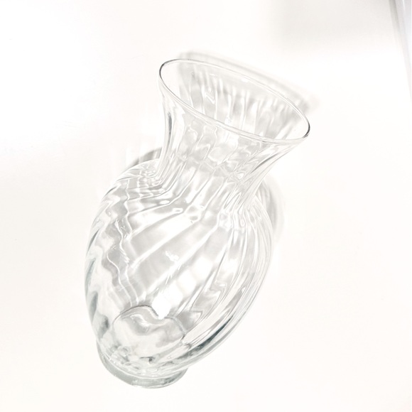 VINTAGE 9” Fluted Swirled Clear Glass Flower Vase - Picture 3 of 11